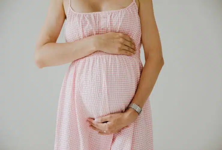 femme enceinte robe d'été vichy rose blanc maman vogue