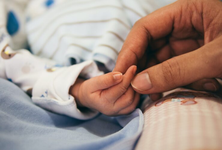 Bébé a les doigts collés : pourquoi il ne faut pas paniquer