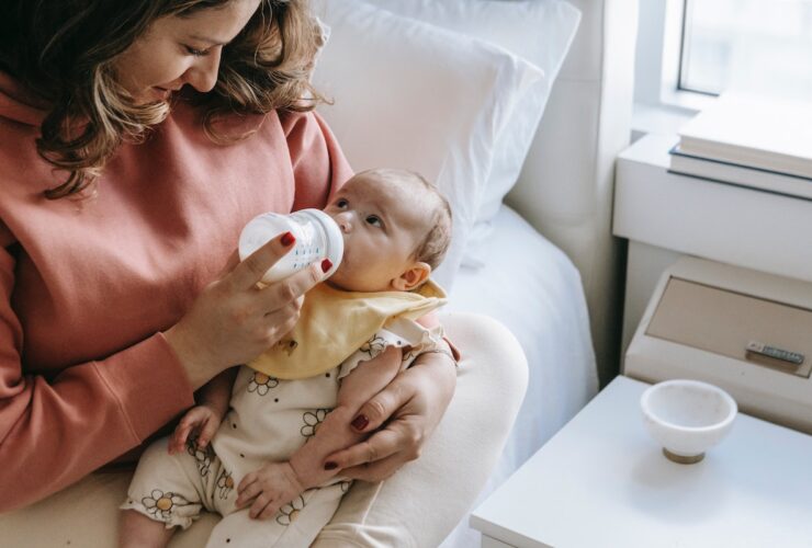 femme biberon bébé allaitement maman vogue