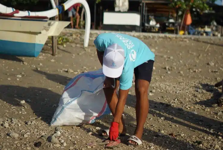 adolescent qui ramasse les déchets sur une plage maman vogue