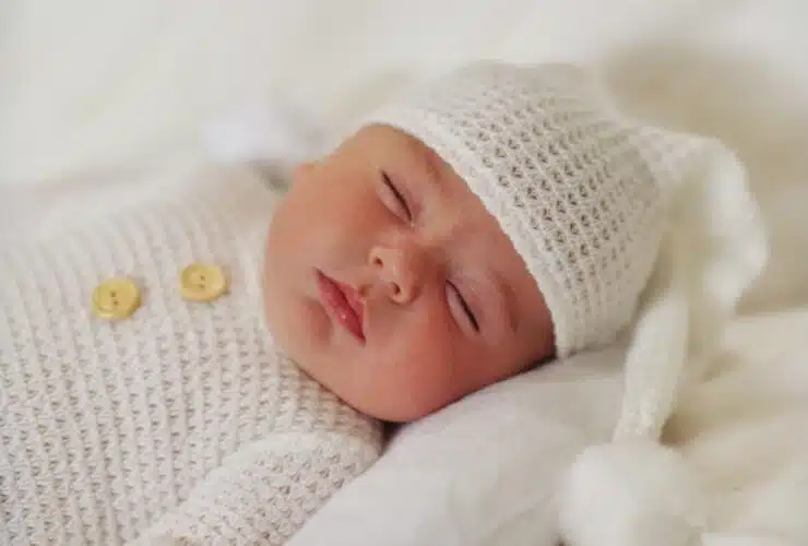 Avec les fortes chaleurs, il est plus difficile pour bébé de trouver le sommeil et de se rendormir. Voici tous nos conseils.