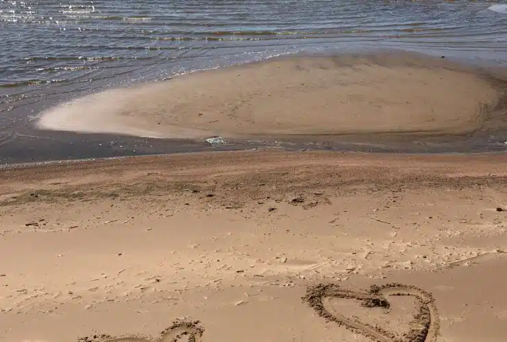 deux coeurs sur une plage