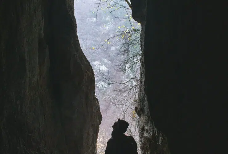 Homme dans une caverne