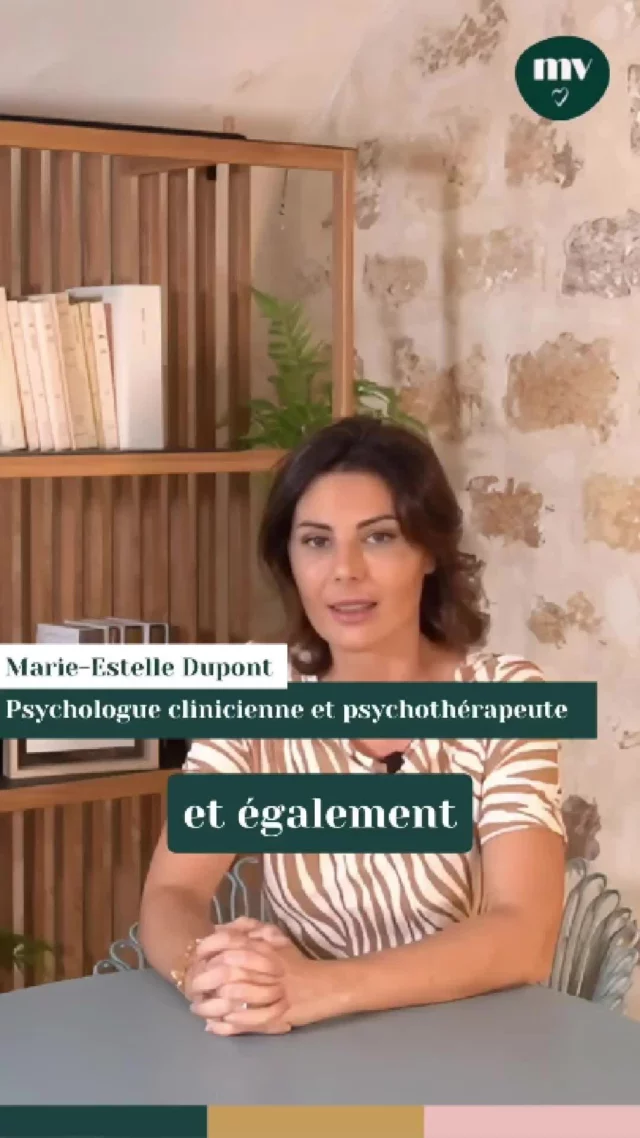 Ceux qu'on n'entend jamais ? Les mères et les bébés !
Dans une société qui se targue d'invisibiliser les minorités, ce sont bien souvent celles qui sont mères dont on ne parle jamais. Et pourtant, elles en portent des choses ces femmes ! Elles se sont retrouvées à porter la charge de la performance économique en plus de tout ce qu'elles portaient déjà, sans pour autant être remplacées dans leurs missions internes à leur foyer.

Alors, le bonheur est impossible pour les mères, surchargées par les "il faut" et les "je dois" ?

Non ! Mais le secret de @marieestelledupontoff c'est de s'éloigner (loin, loin), des injonctions permanentes qui nous sont envoyées par la société, les réseaux sociaux, nos familles, parfois nos amies... Wonder Women n'existe pas et il est temps de poser nos limites pour éviter la surcharge. Chez @mamanvogue, on est très convaincues que chaque femme devrait pouvoir avoir le choix de retourner travailler après une naissance, ou au contraire de rester chez elle pour s'occuper de ses enfants (à condition que cela soit enfin valorisé convenablement) Et que l'un n'est pas mieux que l'autre...

Et vous, qu'en pensez-vous ?

#mamanvogue #communautemamanvogue #maternité #viedemaman #famille #wonderwomen #familleheureuse #equilibre #momlife