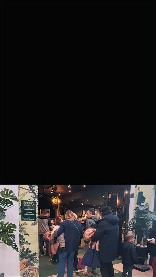 Nous avons été invités à découvrir la nouvelle Cité Immersive des Fables à Paris. 

C'est une magnifique plongée dans l'univers de la Fontaine. Tout est fait pour les enfants, l'expérience est féerique et nous avons passé un très bon moment. 

On déambule librement dans une succession de salles thématiques. On (re)découvre le corbeau et le renard, le chien et le loup et d'autres Fables un peu oubliées. Les spectacles vidéos s'enchaînent et on alterne avec des jeux, des coloriages, des questions pour intégrer petit à petit l'histoire du fabuliste !

Portés par de talentueux acteurs, les spectacles mêlent habilement le texte de la Fontaine et la modernité. 

Une sortie à faire en famille dès le plus jeune âge (les poussettes sont acceptées dans la déambulation) pour faire découvrir cet univers intarissable !

⚠️ Pensez à réserver absolument car les places sont rares (victimes de leur succès !)

📍rue de Berri, à deux pas des Champs Élyséen

#fables #lafontaine #mamanvogue #communautemamanvogue #familleheureuse #citéimmersivedesfables #sortieenfamille❤️